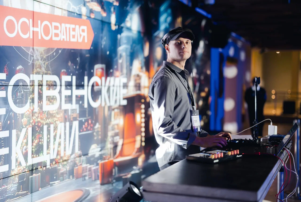 Новогодний диджей-сет в Цифровом деловом пространстве на «Рождественских лекциях» от Агентства Инноваций Москвы
