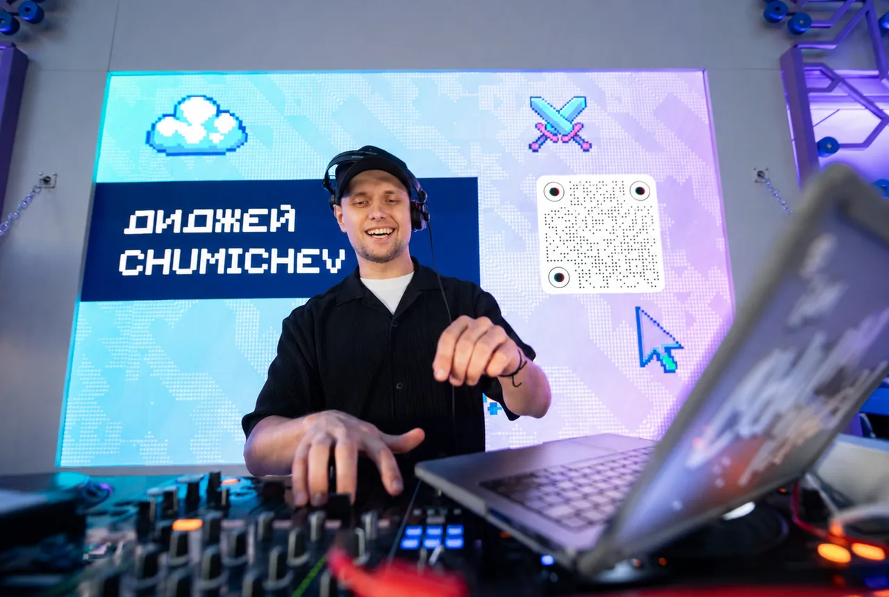 Вечерний диджей-сет на фестивале «Москва 2030» в Парке искусств «Музеон»