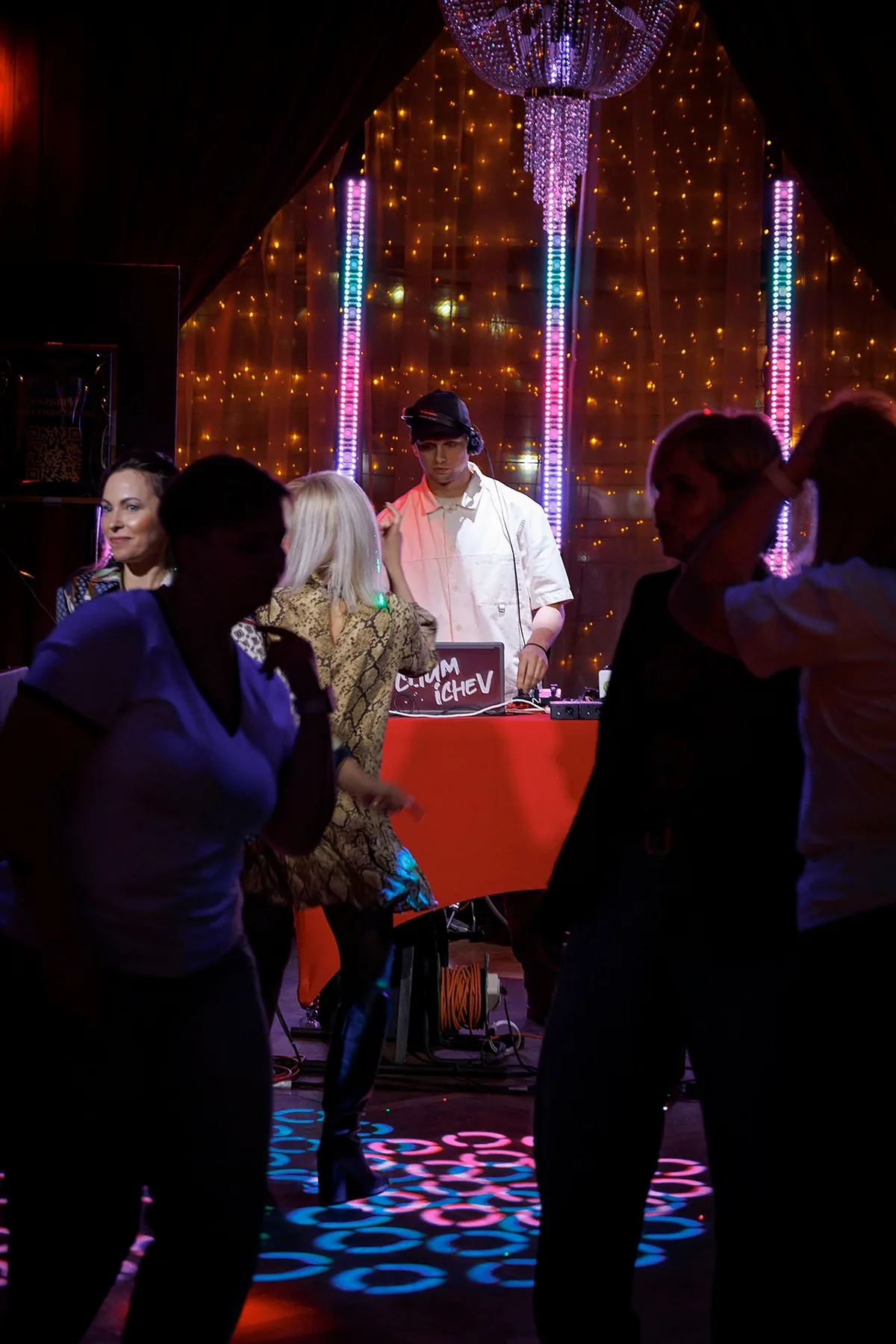 Начало ночного DJ-сета в ресторане «Сытый Лось»